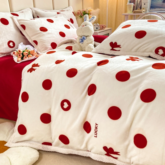 91家纺网 家纺一手货源 找家纺 阿亮家居 2024新款大包边菠萝格牛奶绒活性印染单被套 爱心蝴蝶结