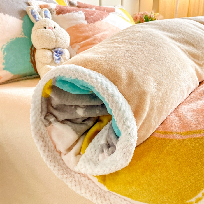 91家纺网 家纺一手货源 找家纺 阿亮家居 2024新款大包边菠萝格牛奶绒活性印染单被套 春花浪漫