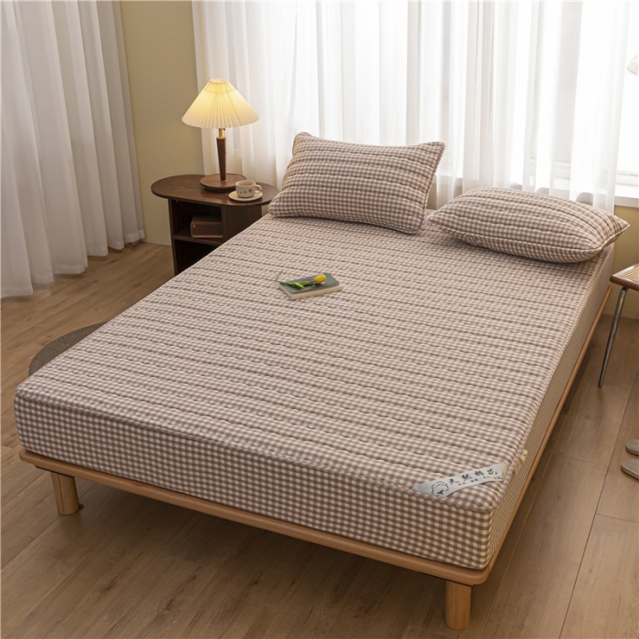 91家纺网 家纺一手货源 找家纺 雪云美新款A类新疆棉花床笠 全棉水洗棉夹棉床笠单件  咖小格