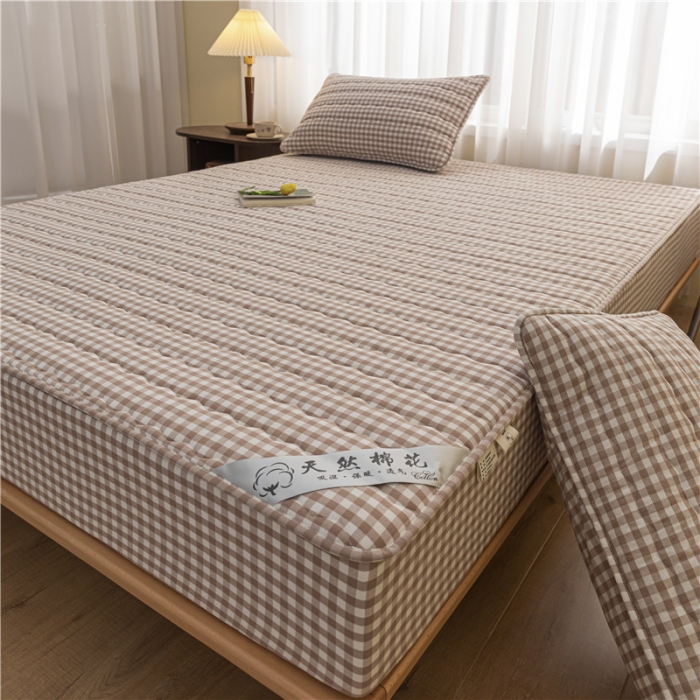 91家纺网 家纺一手货源 找家纺 雪云美新款A类新疆棉花床笠 全棉水洗棉夹棉床笠单件  咖小格