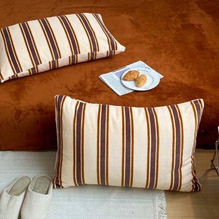 91家纺网 家纺一手货源 找家纺 桃喜 2022新款牛奶绒条纹枕套 燕麦奶咖