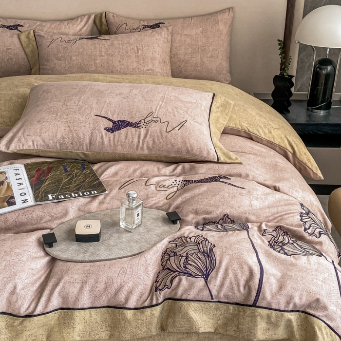 91家纺网 家纺一手货源 找家纺 宅家居新款豹森系列-轻奢复古风阳绒磨毛雅棉刺绣四件套 豆沙粉