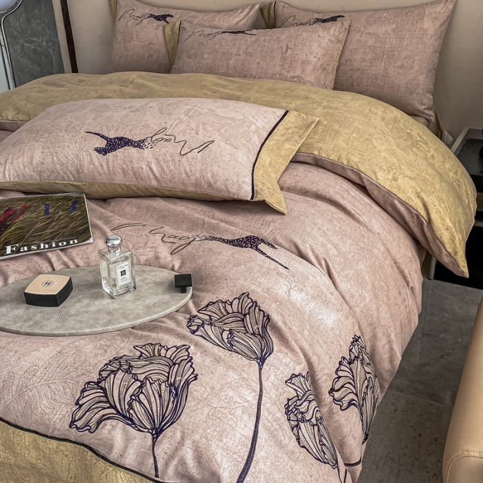 91家纺网 家纺一手货源 找家纺 宅家居新款豹森系列-轻奢复古风阳绒磨毛雅棉刺绣四件套 豆沙粉