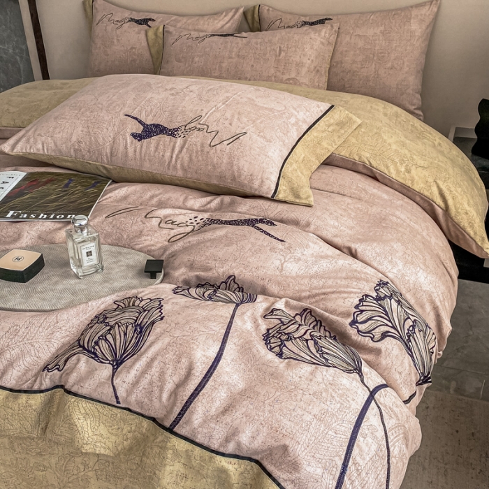 91家纺网 家纺一手货源 找家纺 宅家居新款豹森系列-轻奢复古风阳绒磨毛雅棉刺绣四件套 豆沙粉