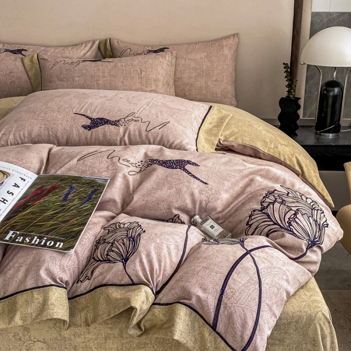 91家纺网 家纺一手货源 找家纺 宅家居新款豹森系列-轻奢复古风阳绒磨毛雅棉刺绣四件套 豆沙粉