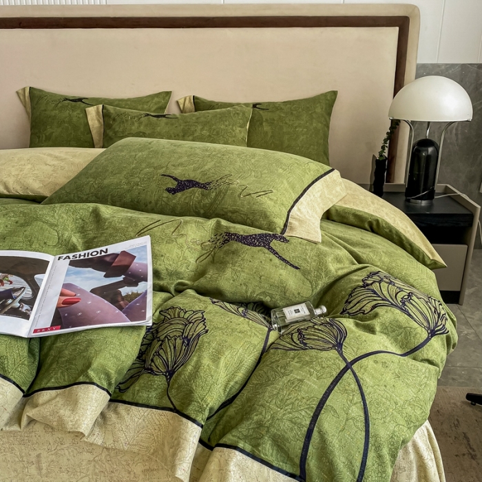 91家纺网 家纺一手货源 找家纺 宅家居新款豹森系列-轻奢复古风阳绒磨毛雅棉刺绣四件套 复古绿
