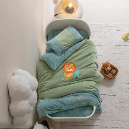 91家纺网 家纺一手货源 找家纺 喜多兔 2022新款全消光牛奶绒幼儿园三件套-小伙伴 绿色森林小狮子