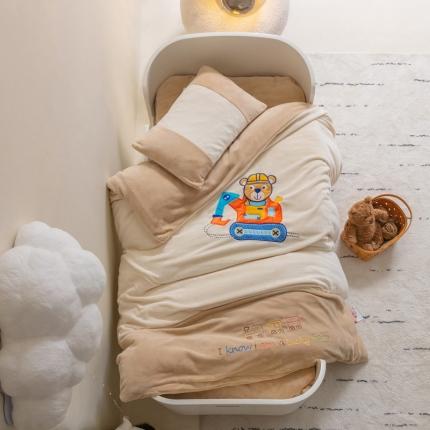 91家纺网 家纺一手货源 找家纺 喜多兔 2022新款全消光牛奶绒幼儿园三件套-小伙伴 米色快乐挖掘机