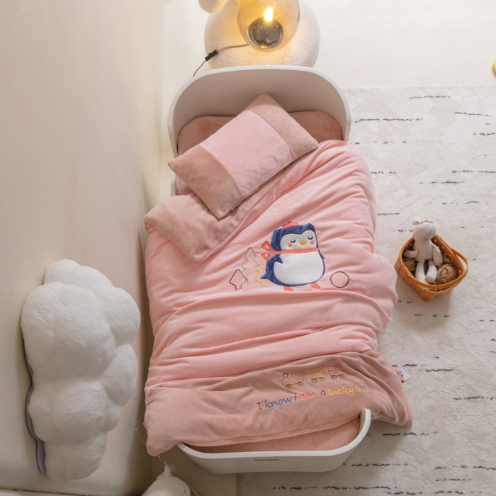 91家纺网 家纺一手货源 找家纺 （总）喜多兔2022新款全消光牛奶绒幼儿园三件套-小伙伴