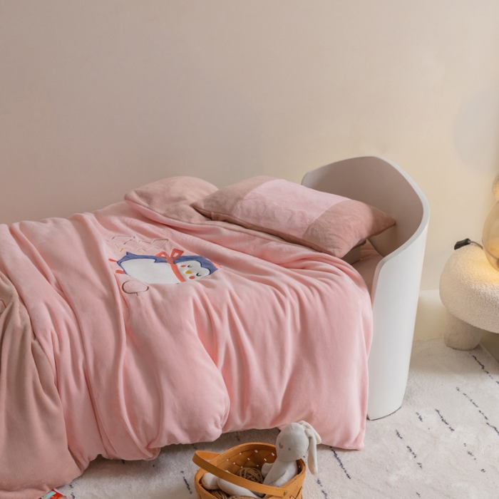 91家纺网 家纺一手货源 找家纺 喜多兔 2022新款全消光牛奶绒幼儿园三件套-小伙伴 粉色爱美丽小企鹅