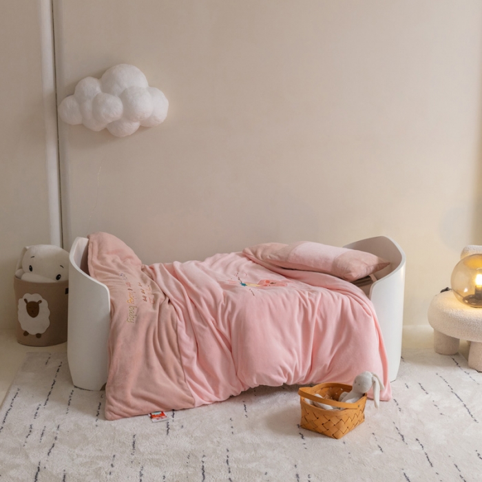 91家纺网 家纺一手货源 找家纺 喜多兔 2022新款全消光牛奶绒幼儿园三件套-小伙伴 粉色魔力小兔子