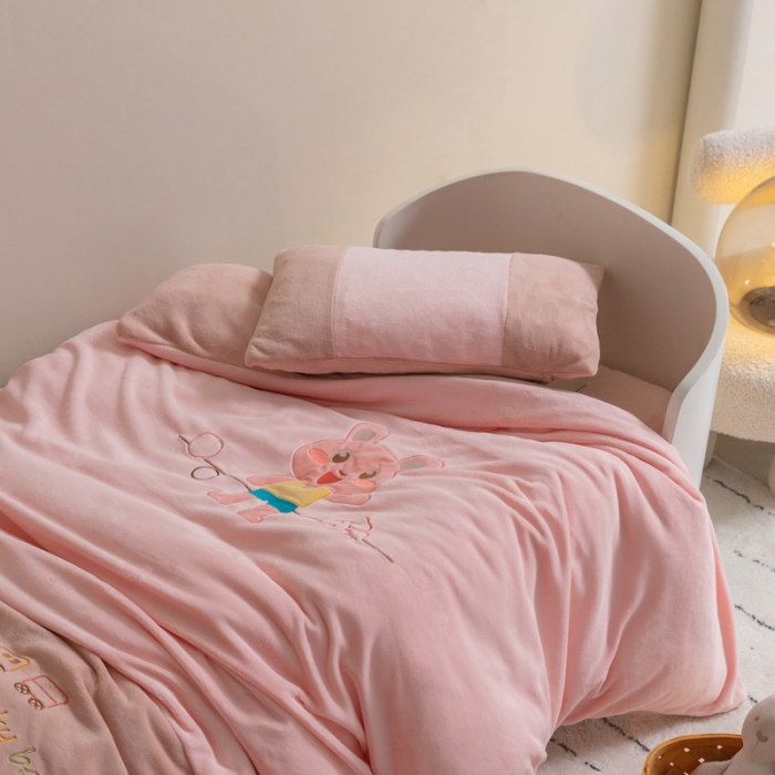 91家纺网 家纺一手货源 找家纺 喜多兔 2022新款全消光牛奶绒幼儿园三件套-小伙伴 粉色魔力小兔子