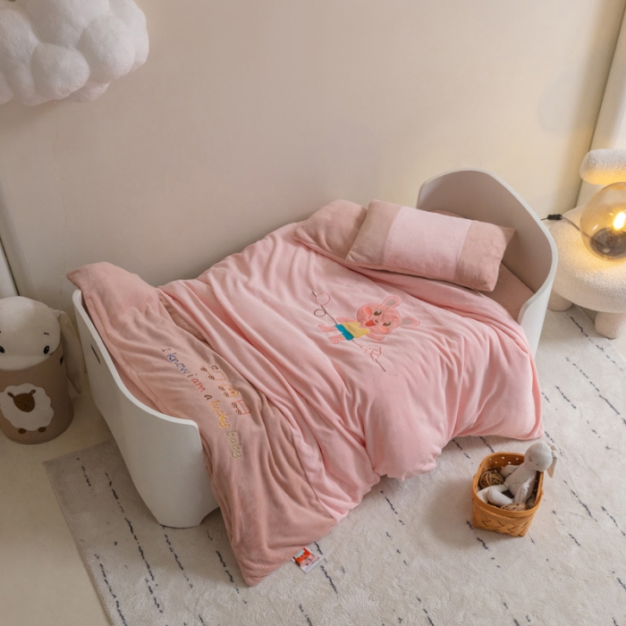 91家纺网 家纺一手货源 找家纺 喜多兔 2022新款全消光牛奶绒幼儿园三件套-小伙伴 粉色魔力小兔子