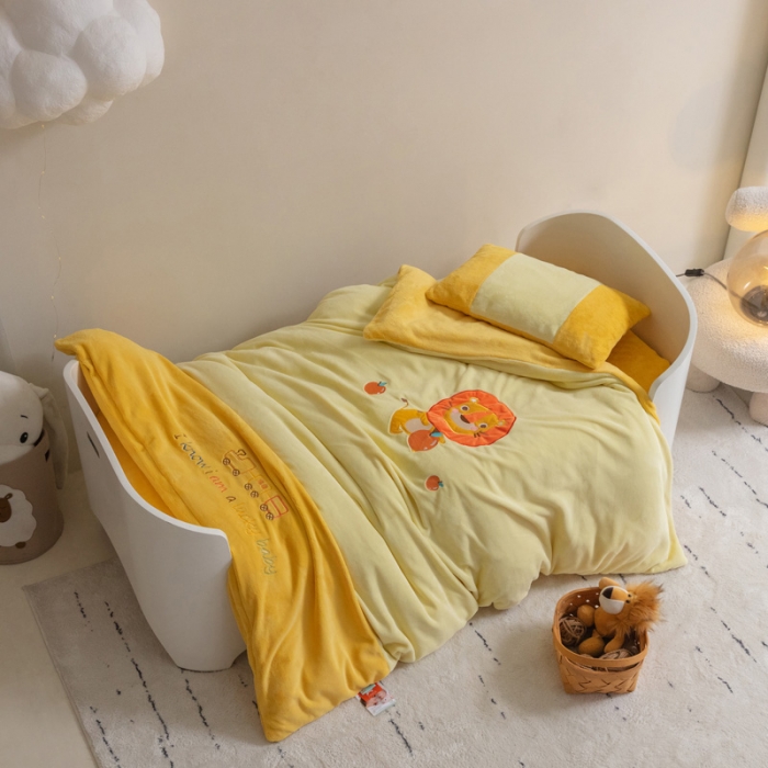 91家纺网 家纺一手货源 找家纺 喜多兔 2022新款全消光牛奶绒幼儿园三件套-小伙伴 黄色捣蛋小狮子