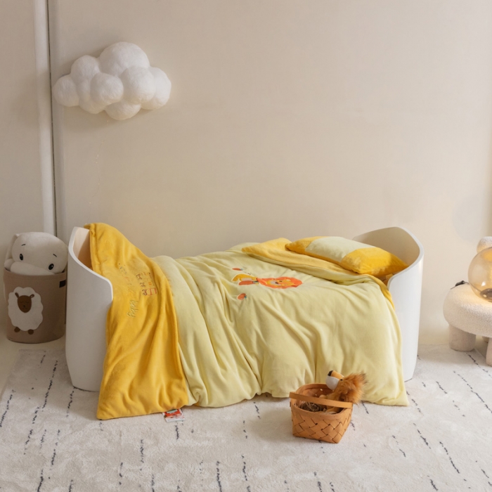 91家纺网 家纺一手货源 找家纺 喜多兔 2022新款全消光牛奶绒幼儿园三件套-小伙伴 黄色捣蛋小狮子