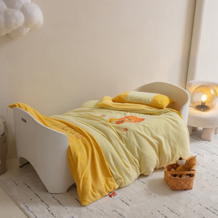 91家纺网 家纺一手货源 找家纺 喜多兔 2022新款全消光牛奶绒幼儿园三件套-小伙伴 黄色捣蛋小狮子