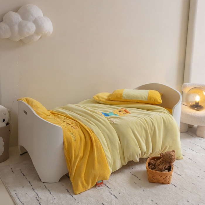 91家纺网 家纺一手货源 找家纺 喜多兔 2022新款全消光牛奶绒幼儿园三件套-小伙伴 黄色哈喽小猫咪