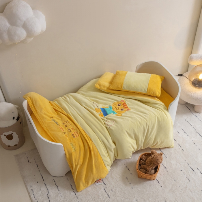 91家纺网 家纺一手货源 找家纺 喜多兔 2022新款全消光牛奶绒幼儿园三件套-小伙伴 黄色哈喽小猫咪