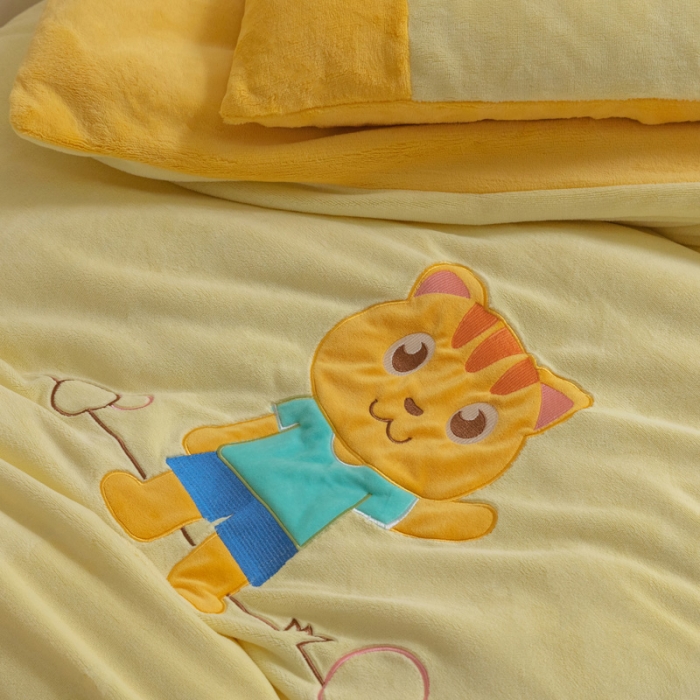 91家纺网 家纺一手货源 找家纺 喜多兔 2022新款全消光牛奶绒幼儿园三件套-小伙伴 黄色哈喽小猫咪