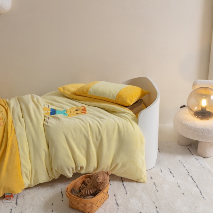 91家纺网 家纺一手货源 找家纺 喜多兔 2022新款全消光牛奶绒幼儿园三件套-小伙伴 黄色哈喽小猫咪