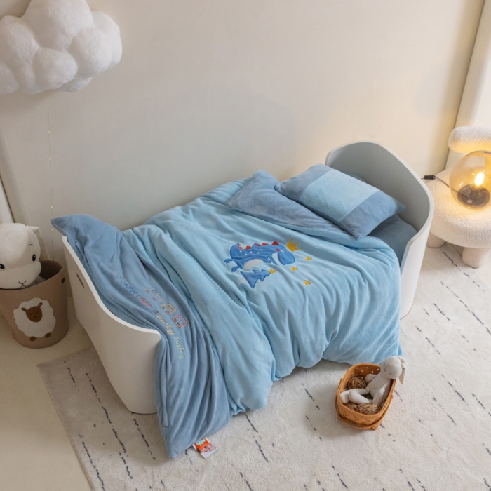 91家纺网 家纺一手货源 找家纺 喜多兔 2022新款全消光牛奶绒幼儿园三件套-小伙伴 蓝色大嘴皇冠恐龙