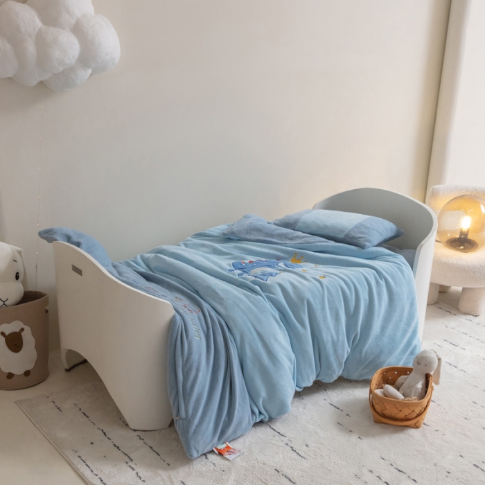 91家纺网 家纺一手货源 找家纺 喜多兔 2022新款全消光牛奶绒幼儿园三件套-小伙伴 蓝色大嘴皇冠恐龙