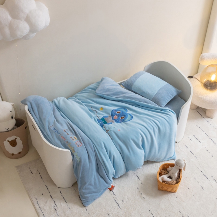 91家纺网 家纺一手货源 找家纺 喜多兔 2022新款全消光牛奶绒幼儿园三件套-小伙伴 蓝色魅力小熊仔