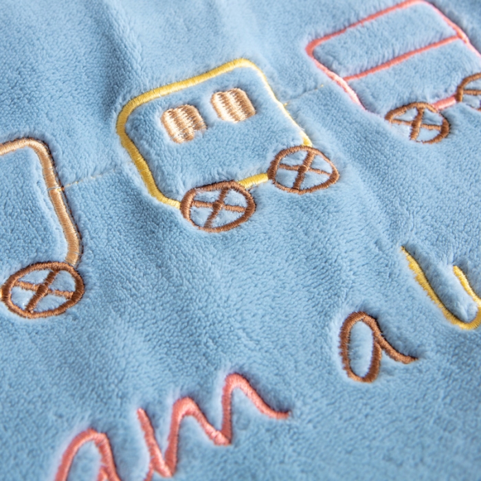 91家纺网 家纺一手货源 找家纺 喜多兔 2022新款全消光牛奶绒幼儿园三件套-小伙伴 蓝色魅力小熊仔