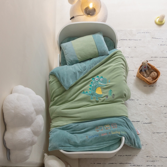 91家纺网 家纺一手货源 找家纺 喜多兔 2022新款全消光牛奶绒幼儿园三件套-小伙伴 绿色搞怪小恐龙