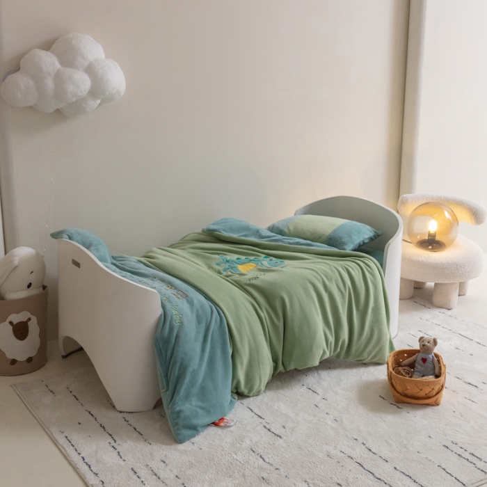 91家纺网 家纺一手货源 找家纺 喜多兔 2022新款全消光牛奶绒幼儿园三件套-小伙伴 绿色搞怪小恐龙