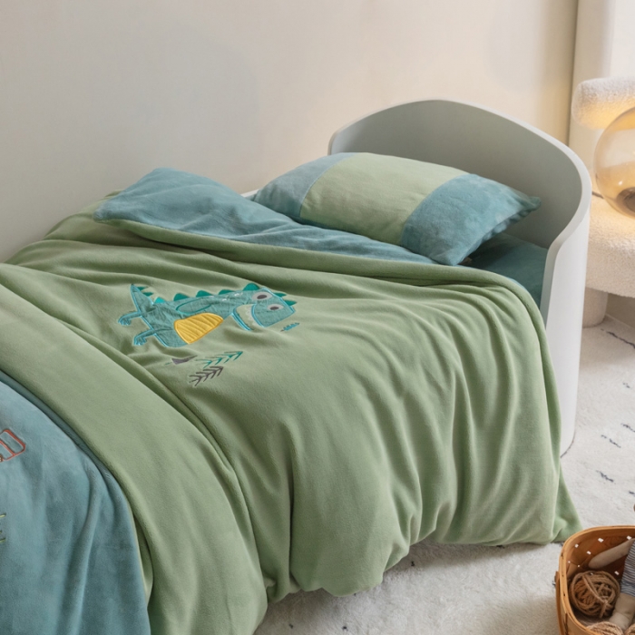 91家纺网 家纺一手货源 找家纺 喜多兔 2022新款全消光牛奶绒幼儿园三件套-小伙伴 绿色搞怪小恐龙