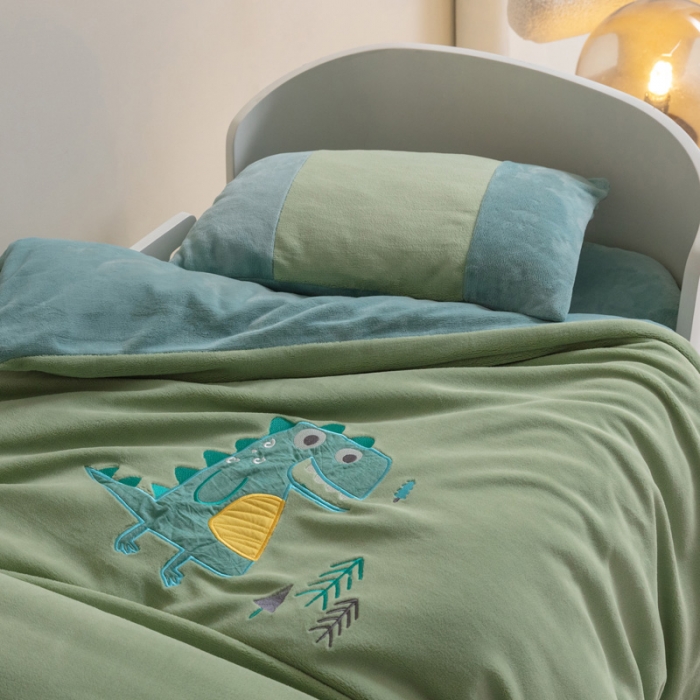 91家纺网 家纺一手货源 找家纺 喜多兔 2022新款全消光牛奶绒幼儿园三件套-小伙伴 绿色搞怪小恐龙