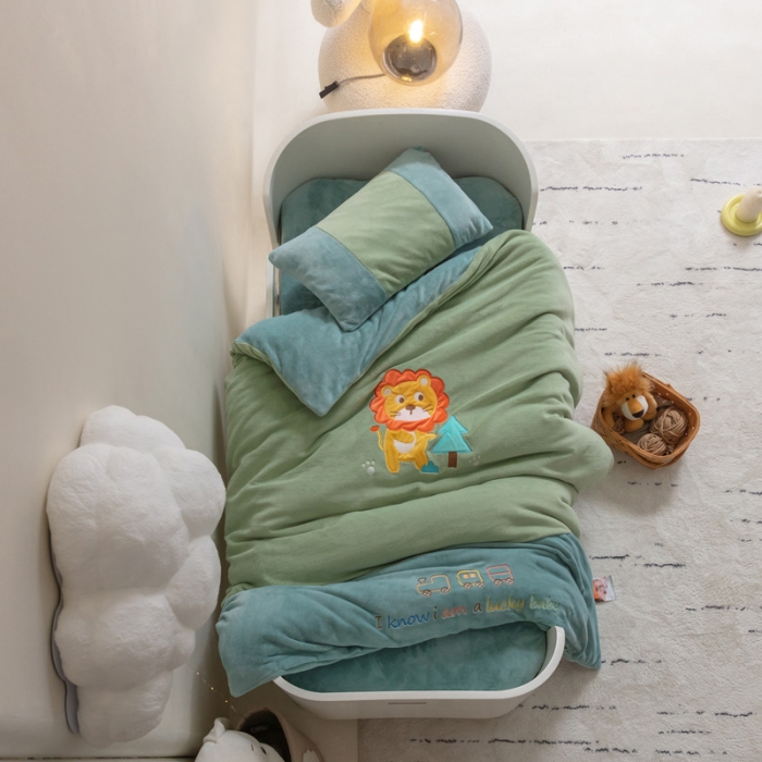 91家纺网 家纺一手货源 找家纺 喜多兔 2022新款全消光牛奶绒幼儿园三件套-小伙伴 绿色森林小狮子