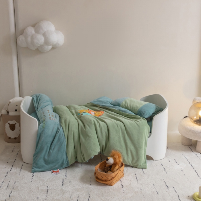 91家纺网 家纺一手货源 找家纺 喜多兔 2022新款全消光牛奶绒幼儿园三件套-小伙伴 绿色森林小狮子