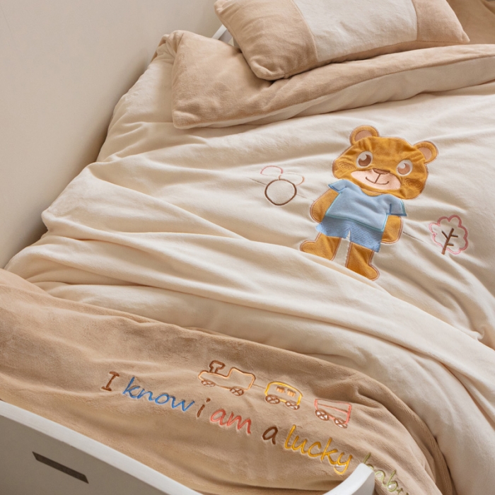 91家纺网 家纺一手货源 找家纺 喜多兔 2022新款全消光牛奶绒幼儿园三件套-小伙伴 米色哆咪小