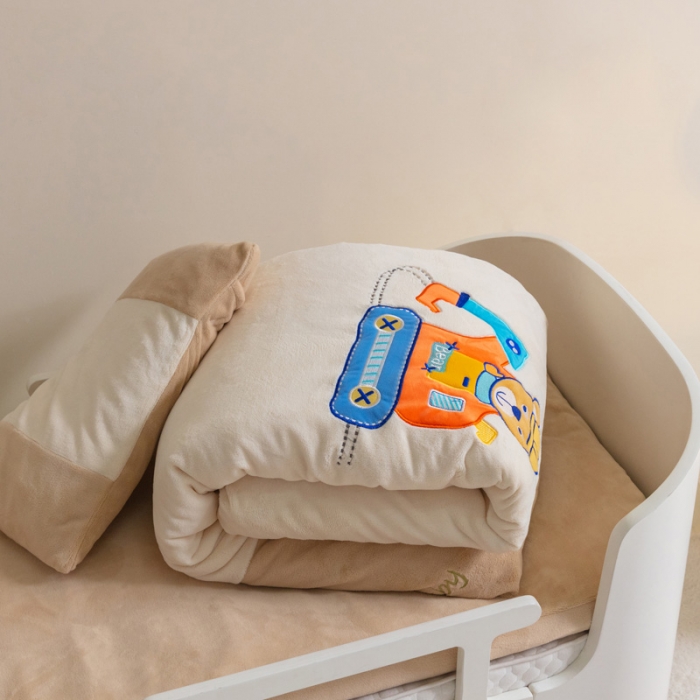 91家纺网 家纺一手货源 找家纺 喜多兔 2022新款全消光牛奶绒幼儿园三件套-小伙伴 米色快乐挖掘机