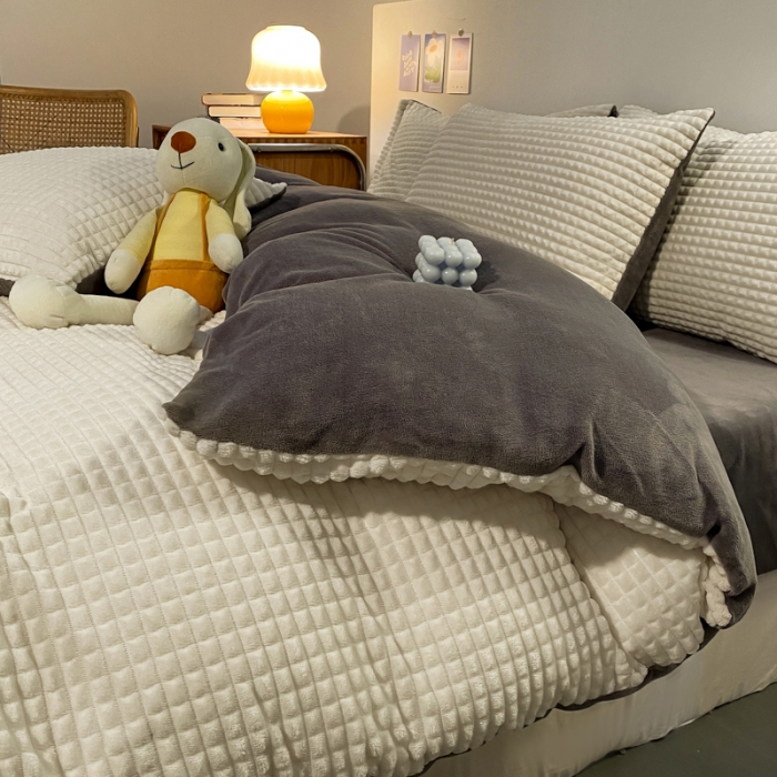 91家纺网 家纺一手货源 找家纺 慕澄 2024新款牛奶绒剪花简约款四件套 简约-白