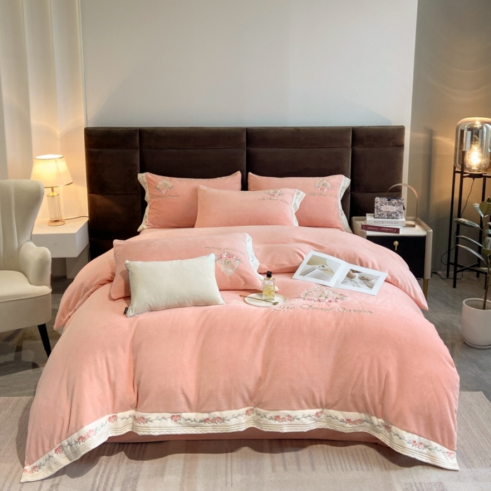 91家纺网 家纺一手货源 找家纺 可以家居 2022爆款全消光蚕丝牛奶绒四件套 香榭—贵族粉