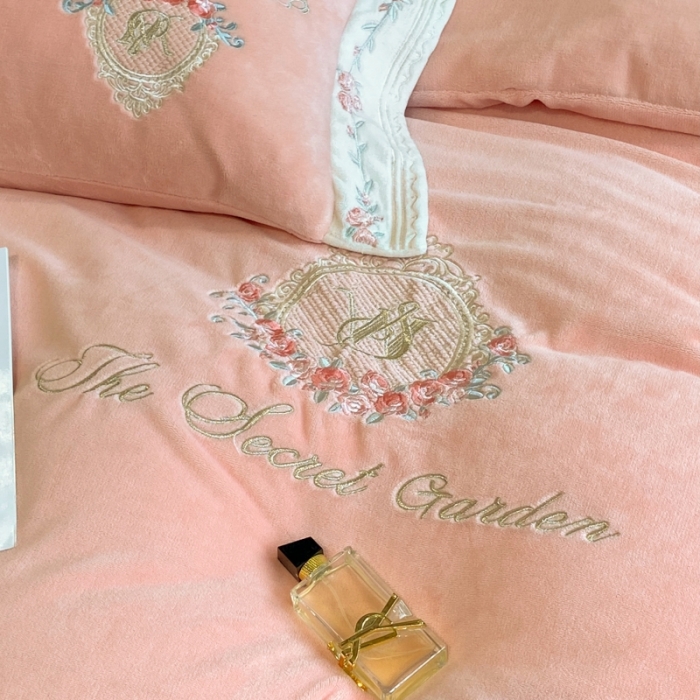 91家纺网 家纺一手货源 找家纺 可以家居 2022爆款全消光蚕丝牛奶绒四件套 香榭—贵族粉