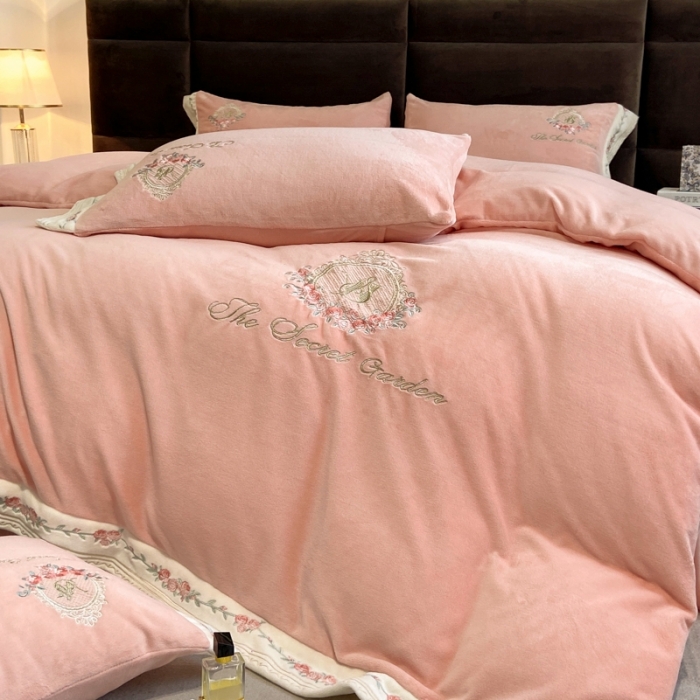 91家纺网 家纺一手货源 找家纺 可以家居 2022爆款全消光蚕丝牛奶绒四件套 香榭—贵族粉