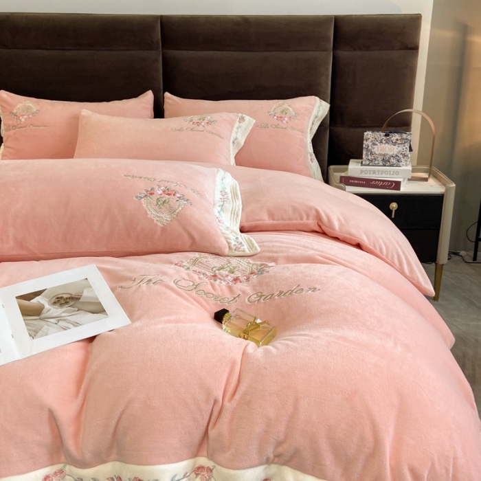 91家纺网 家纺一手货源 找家纺 可以家居 2022爆款全消光蚕丝牛奶绒四件套 香榭—贵族粉