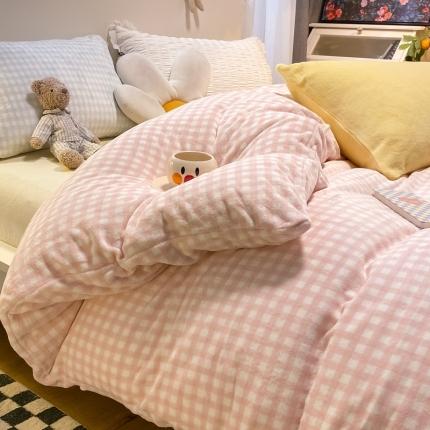 91家纺网 家纺一手货源 找家纺 盼季家纺 2022新款牛奶绒小清新格子纯色系列四件套 粉格+奶黄
