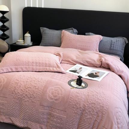 91家纺网 家纺一手货源 找家纺 宜代光年 新款轻奢德绒伊卡洛斯系列四件套 伊卡洛斯-藕粉