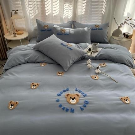 91家纺网 家纺一手货源 找家纺 2023新款小熊毛巾绣水洗棉四件套 灰小熊