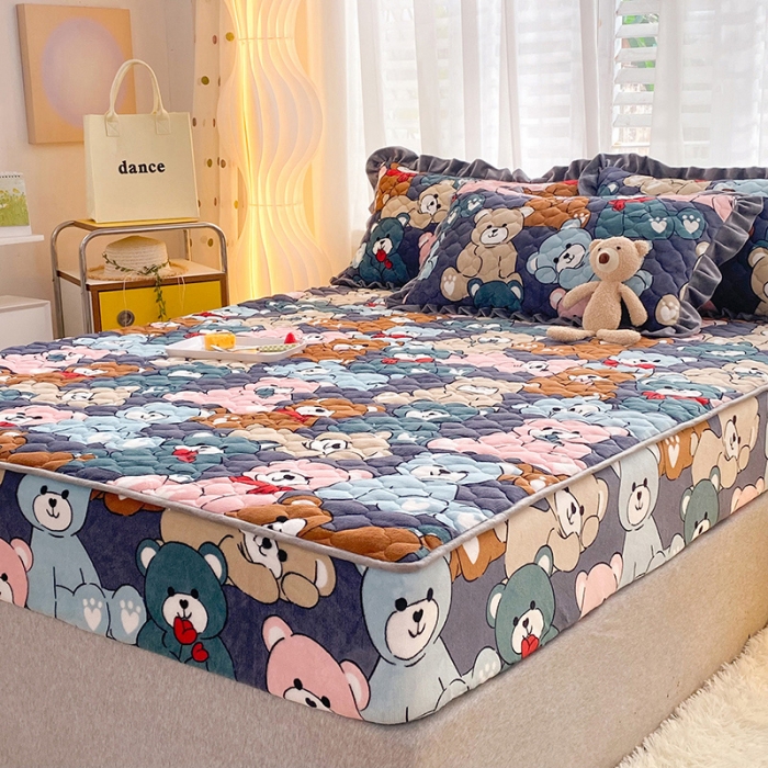 91家纺网 家纺一手货源 找家纺 2025美达秋冬爆款牛奶绒印花床笠三件套单床笠酷酷熊