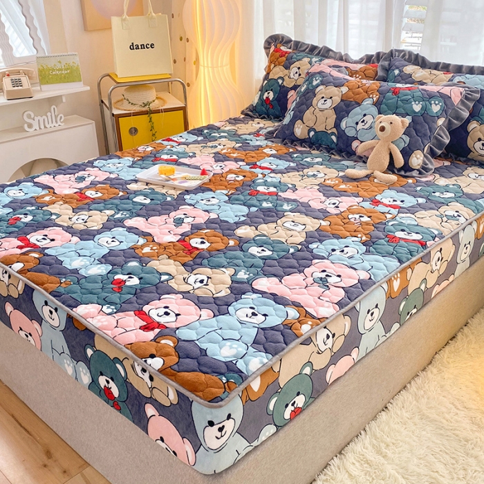 91家纺网 家纺一手货源 找家纺 2025美达秋冬爆款牛奶绒印花床笠三件套单床笠酷酷熊