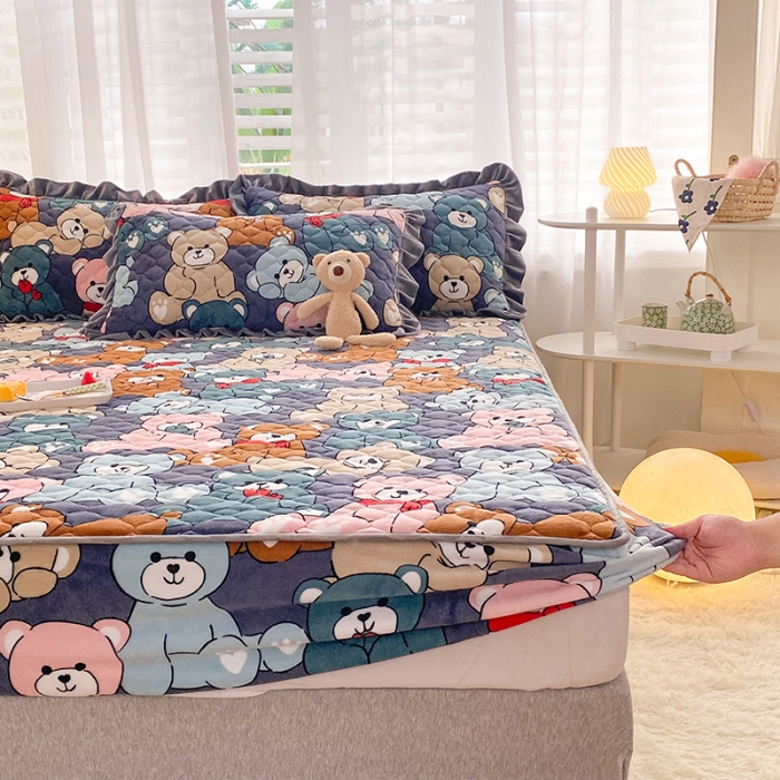 91家纺网 家纺一手货源 找家纺 2025美达秋冬爆款牛奶绒印花床笠三件套单床笠酷酷熊