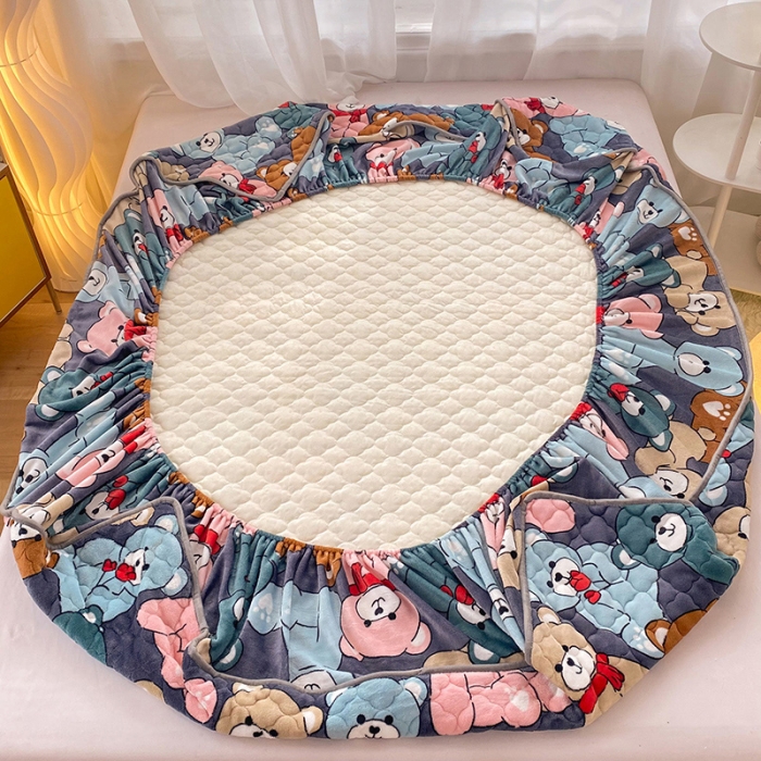 91家纺网 家纺一手货源 找家纺 2025美达秋冬爆款牛奶绒印花床笠三件套单床笠酷酷熊