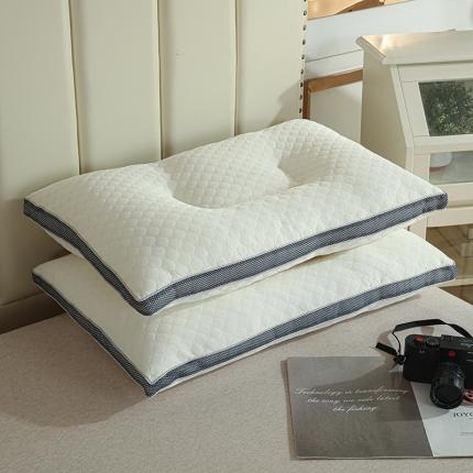 91家纺网 家纺一手货源 找家纺 其乐 2023新款超细羽丝绒立方护颈枕48x74cm（中枕）