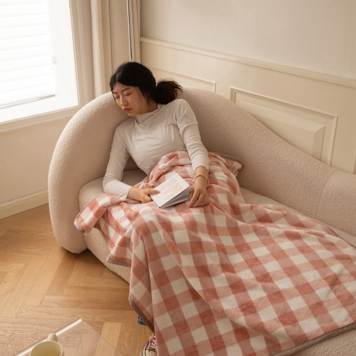 91家纺网 家纺一手货源 找家纺 美伦美焕直播爆款加厚小清新牛奶绒空调毯披肩毯午睡毛毯粉小格